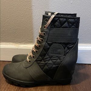 Sorel Women's Lexi Wedge Green Quilted Boots